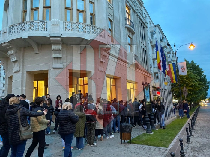  o poză cu oamenii care așteptau în fața Palatului Braunstein