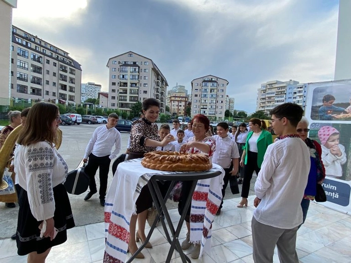 o poză din timpul evenimentului caritabil organizat de către părintele Dan Damaschin
