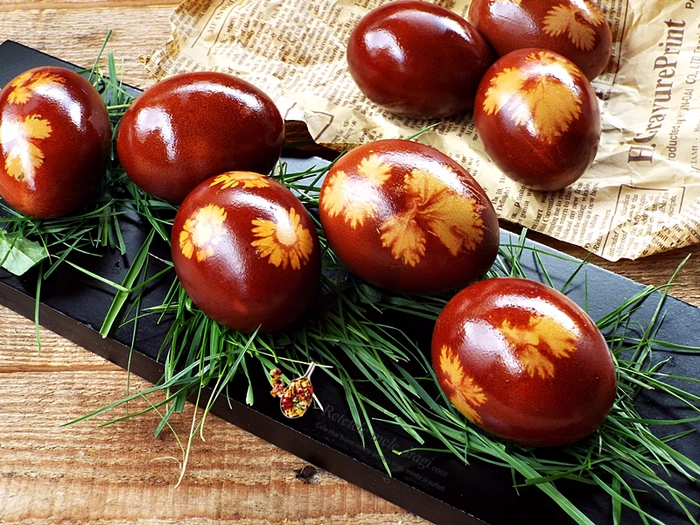 o imagine cu mai multe oua rosii