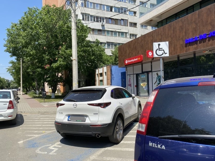 o imagine cu mai multe masini parcate