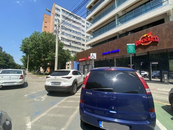 o imagine cu mai multe masini parcate