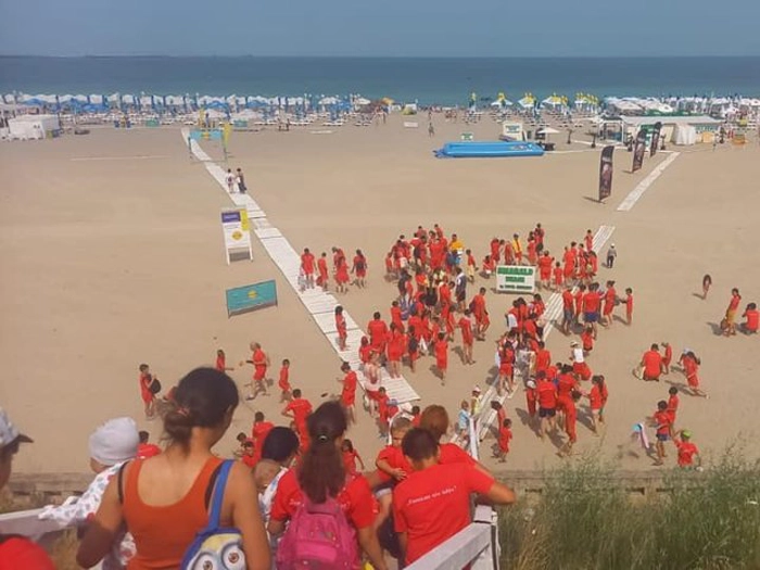o poză cu niște copilași la mare