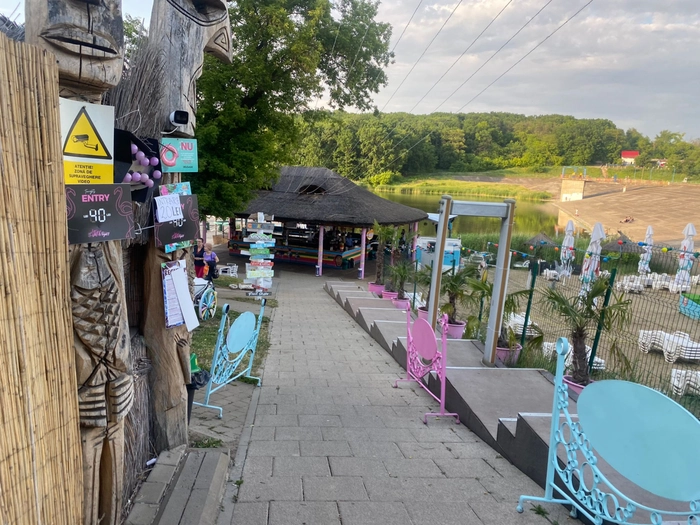 o poză de la Tiki Village