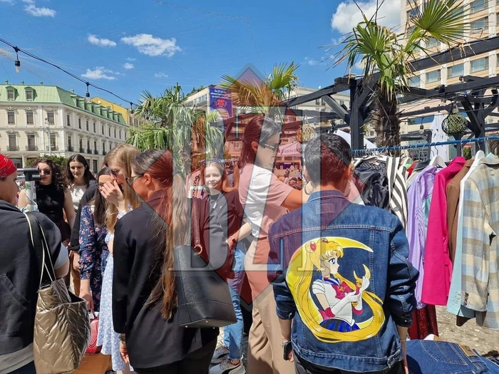 o poză din cadrul evenimentului „Ia Și Cufărul cu Haine”