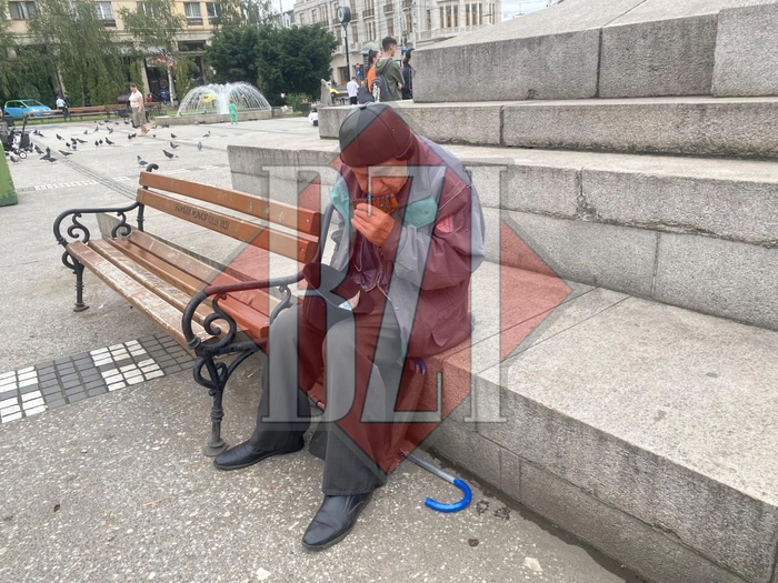  poză cu bătrânul Paul Gherman care cântă în Piața Unirii
