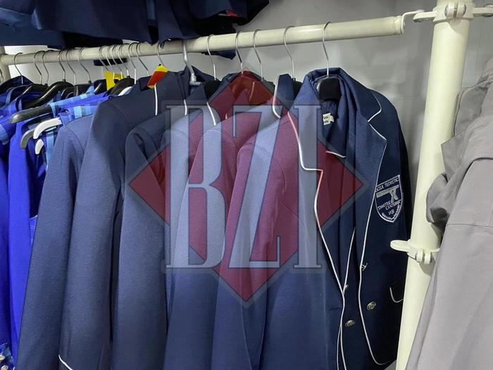 o poză cu uniformele școlare de la magazinul Pinki Ponki din Iași