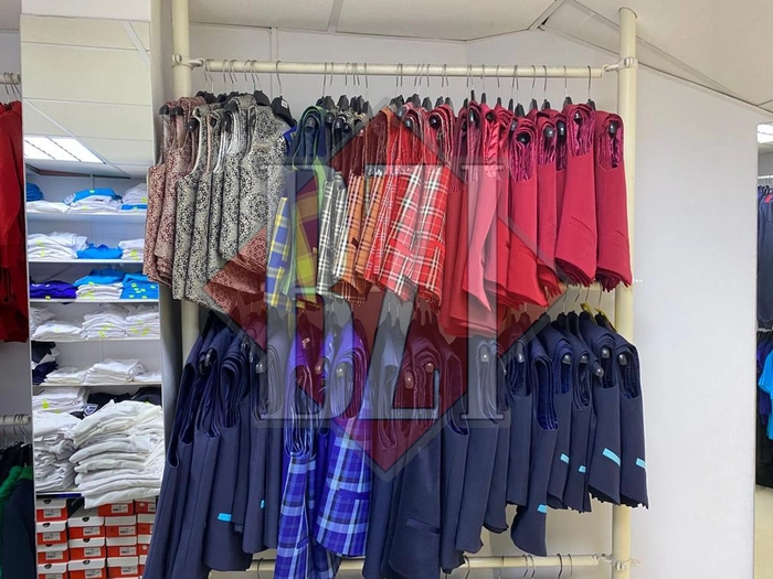 o poză cu uniformele școlare de la magazinul Pinki Ponki din Iași