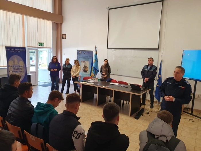 o poză de la activitățile organizate de CPECA Iași în școli
