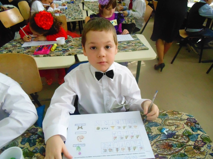 poză cu Ovidiu Constandache, copilul care suferă de distrofie musculară Duchenne