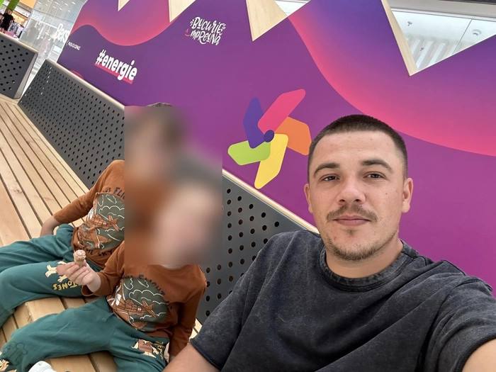 o poză cu Mihai Ștogrincă și cei doi copii ai săi