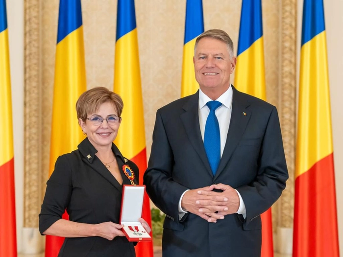 prof. Ioana Constantinescu, directorul Colegiului Tehnic „Ion Holban” din Iași și Klaus Iohannis, Președintele României