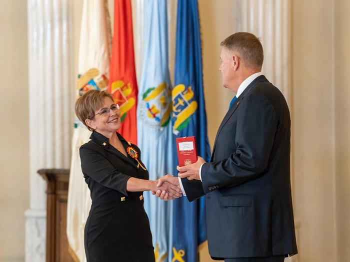 prof. Ioana Constantinescu, directorul Colegiului Tehnic „Ion Holban” din Iași și Klaus Iohannis, Președintele României