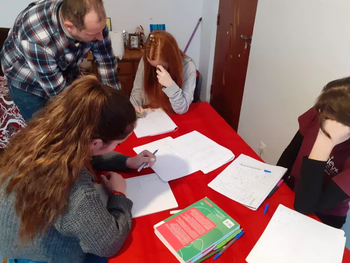  O poza cu profesorul si elevii la orele de matematica