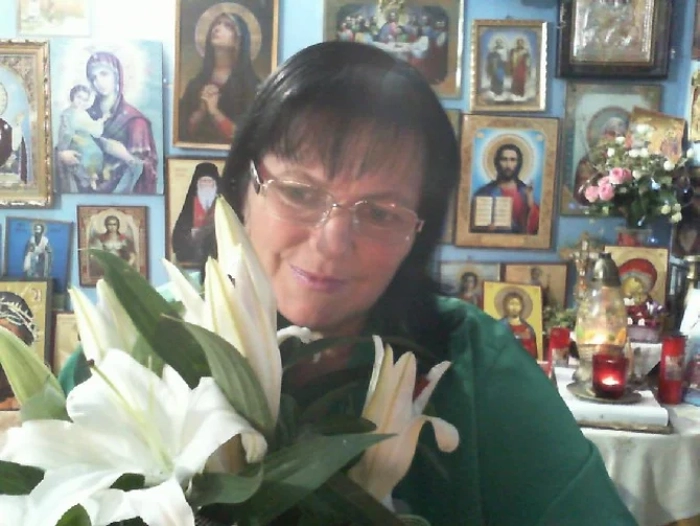 maria ghiorghiu cu un buchet de crini in brate