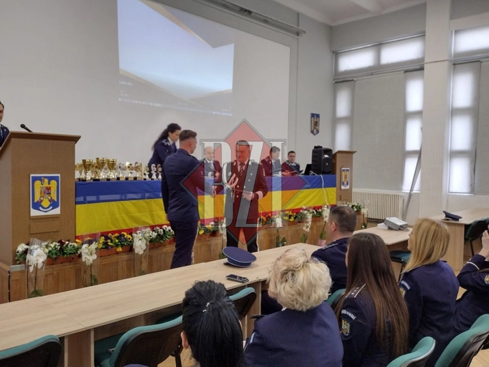  mai multi agenti de politie intr-o sala de festivitati