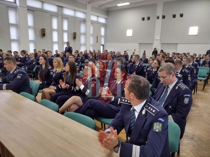 mai multi politisti intr-o sala de conferinta