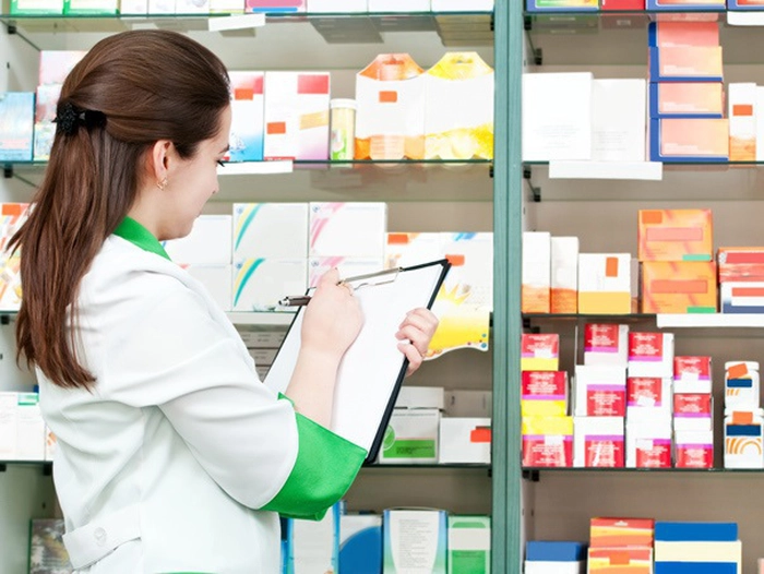 o farmacistă în farmacie