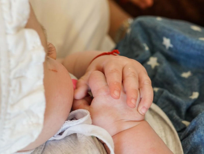 mama care tine de mana micutulu iei
