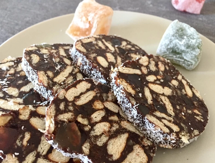 mai multe felii de salam de biscuiti pe o farfurie