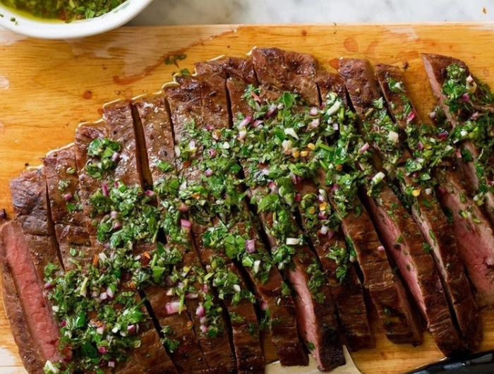carne cu sos chimichurii langa patrunjel si un bol cu sos