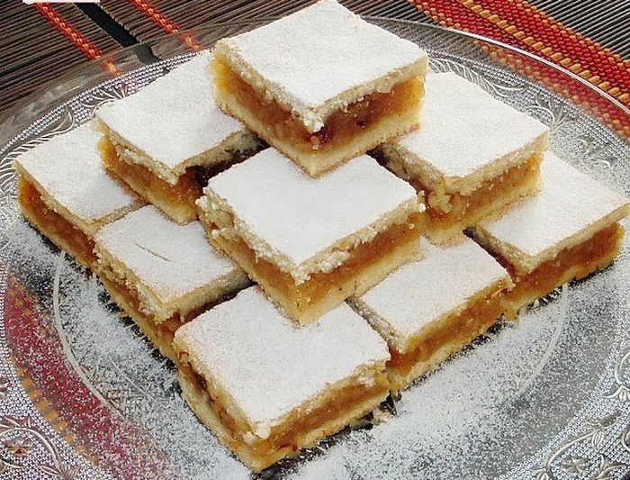mai multe felii de prajitura cu mar suprapuse