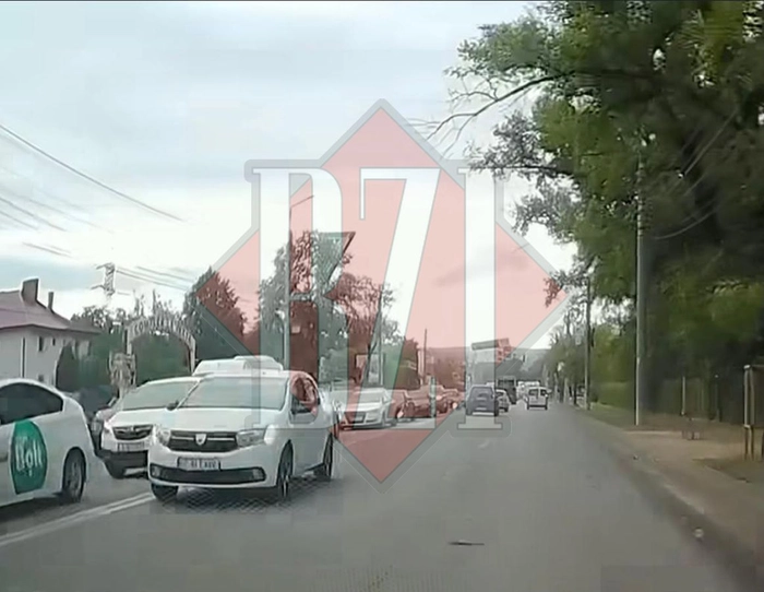 o masina tip Dacia Logan alba mergand pe contrasens