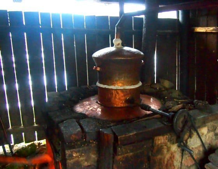 un cazan de țuică