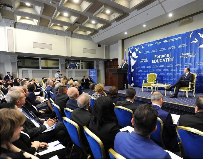Oameni stand pe scaune