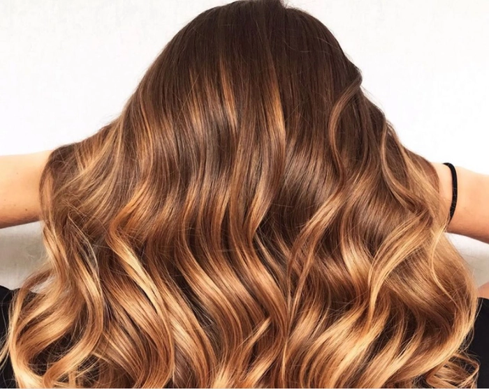 femeie vopsita in culoare ciocolatiu cu suvinte blonde