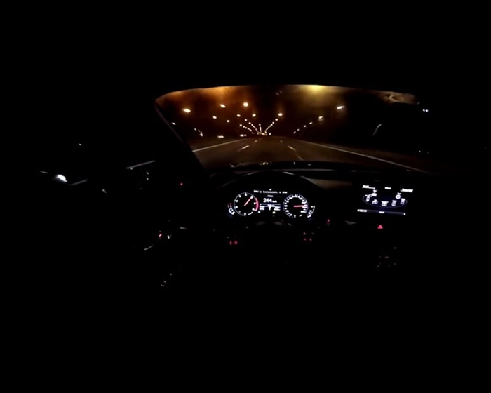 bordul unei masini in functiune pe timp de noapte