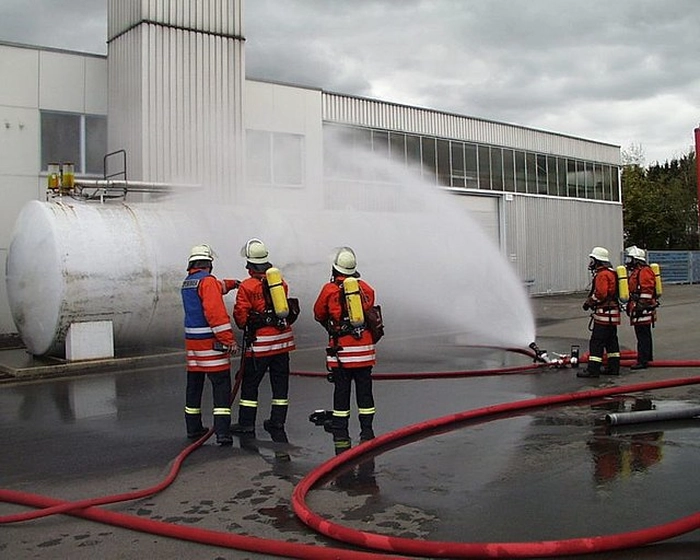 pompieri care fac o simulare de incendiu