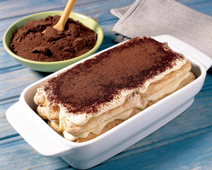 tort tiramisu intr-un recipient