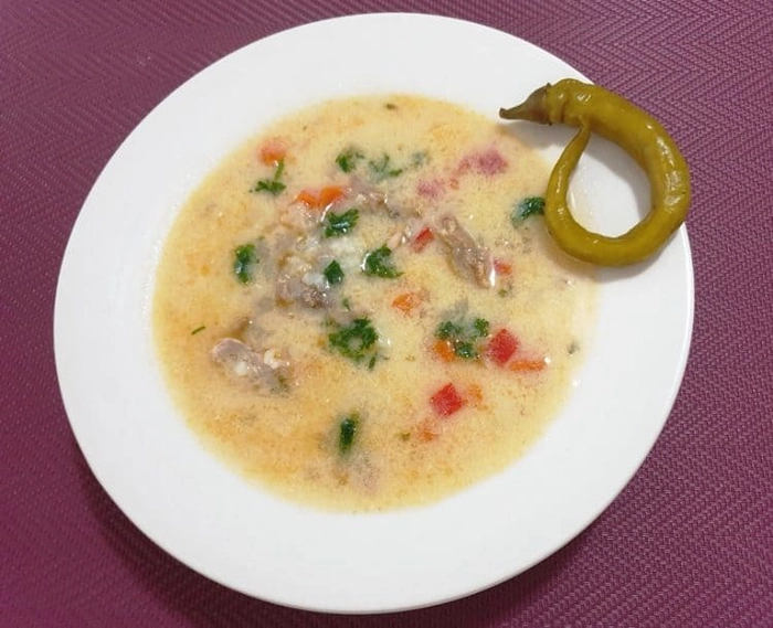 bol ciorba de carne cu legume cu ardei iute murat langa