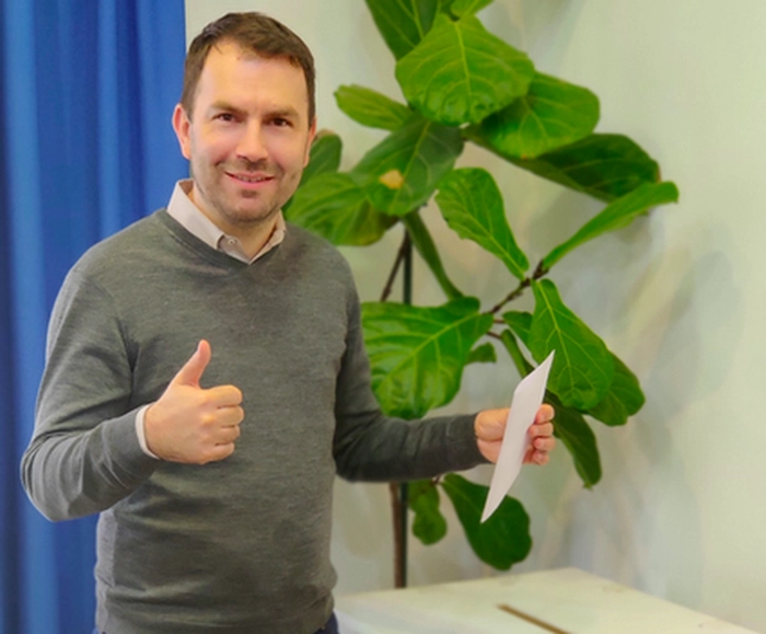 catalin drula langa o planta de interior