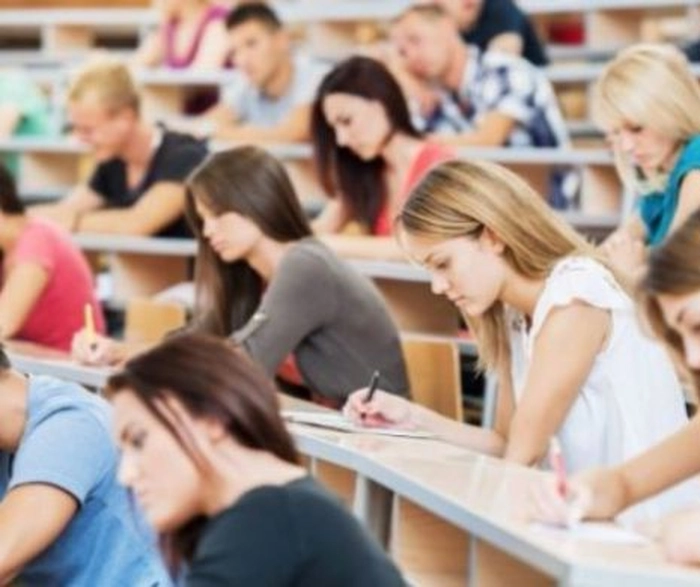 stuenti la examen