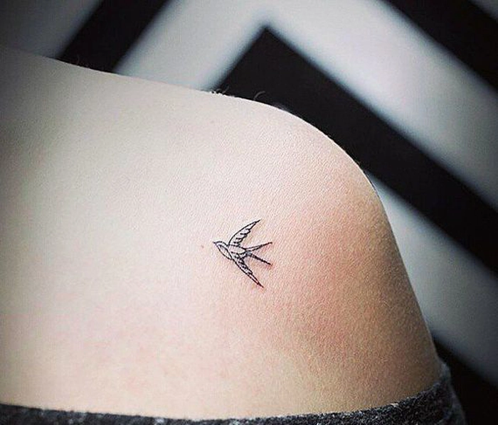 randunica tatuata pe corpul unei persoane