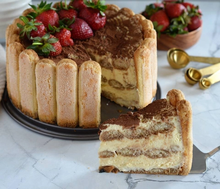 tort tiramisu taiat pe o masa