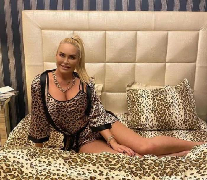 vica blochina asezata pe pat