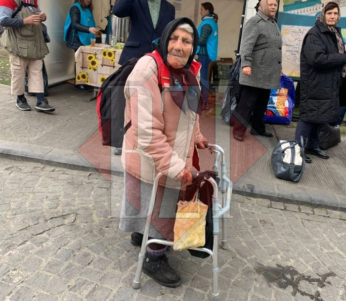 Batrana cu rucsac