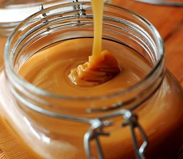un borcan cu sos de caramel