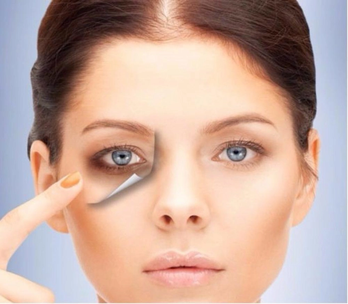 persoana care folsoeste o crema impotriva cearcanelor