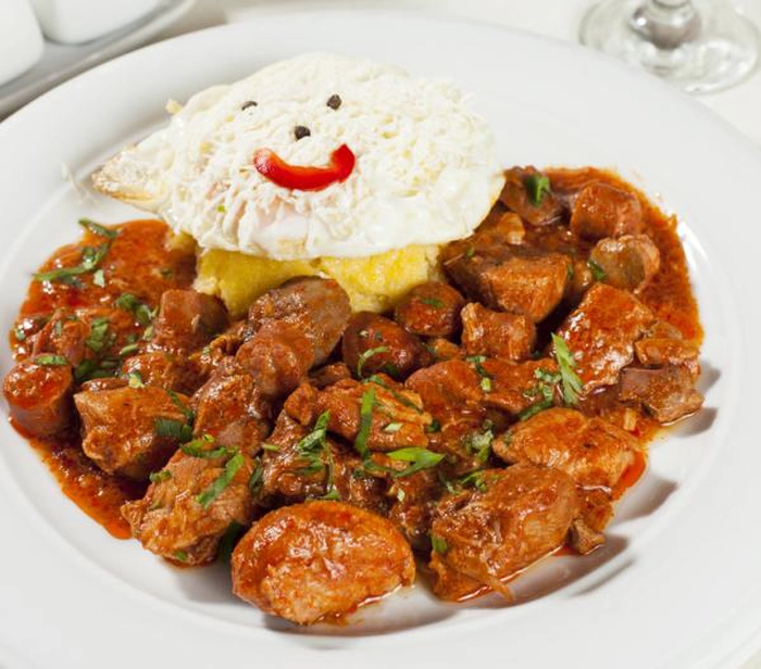 tochitura de porc cu carnat mamaliguta si branza