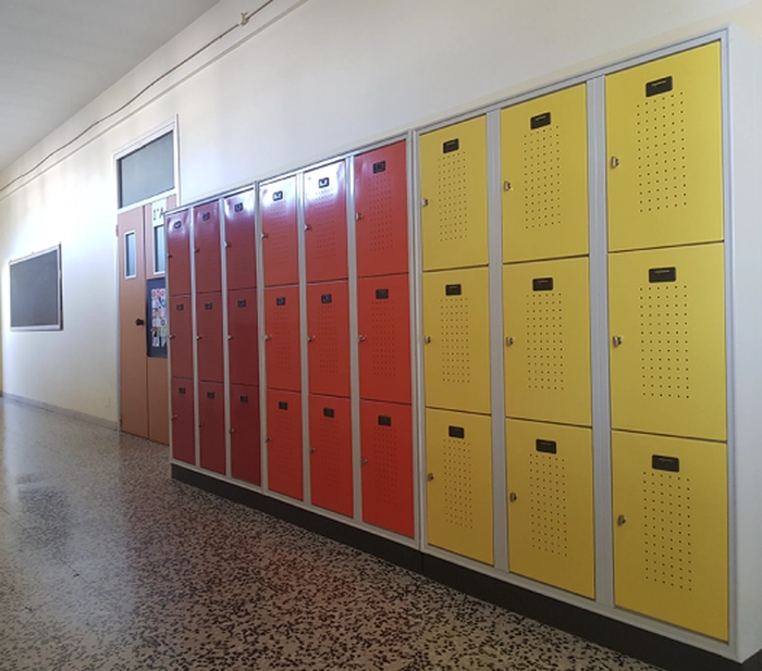 Vestiare colorate pe hol