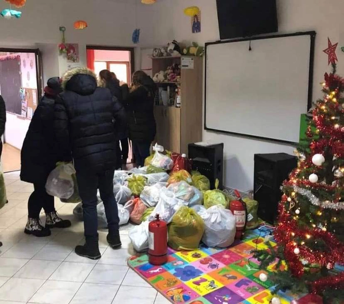 ersoane care au strans pachete pentru beneficiari