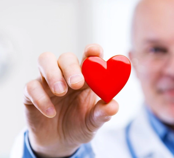 medic care tine o inima din platic in mana