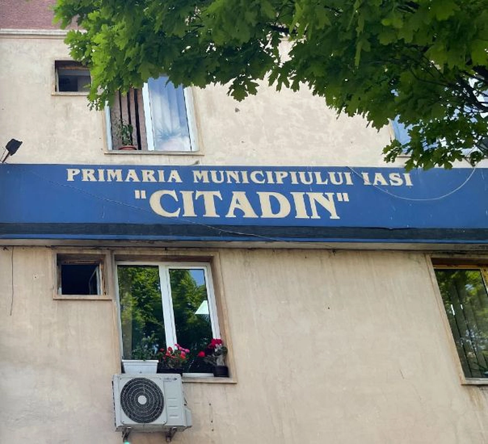  cladire cu sigla albastra