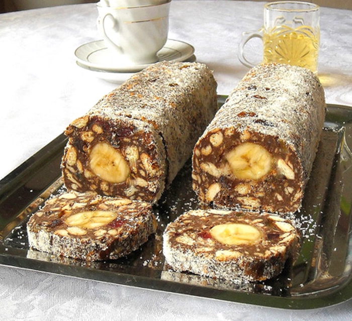 doua salamuri de biscuiti taiate pe o farfurie