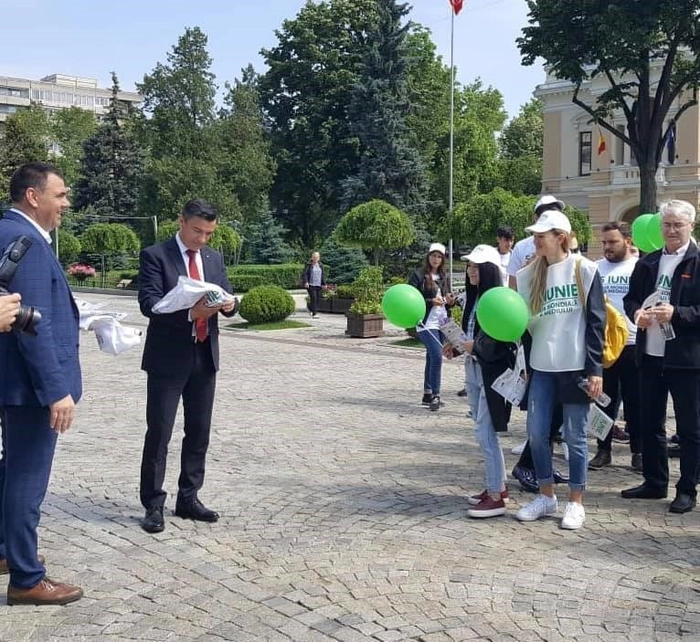 primarul Mihai Chirica si adolescenti cu baloane