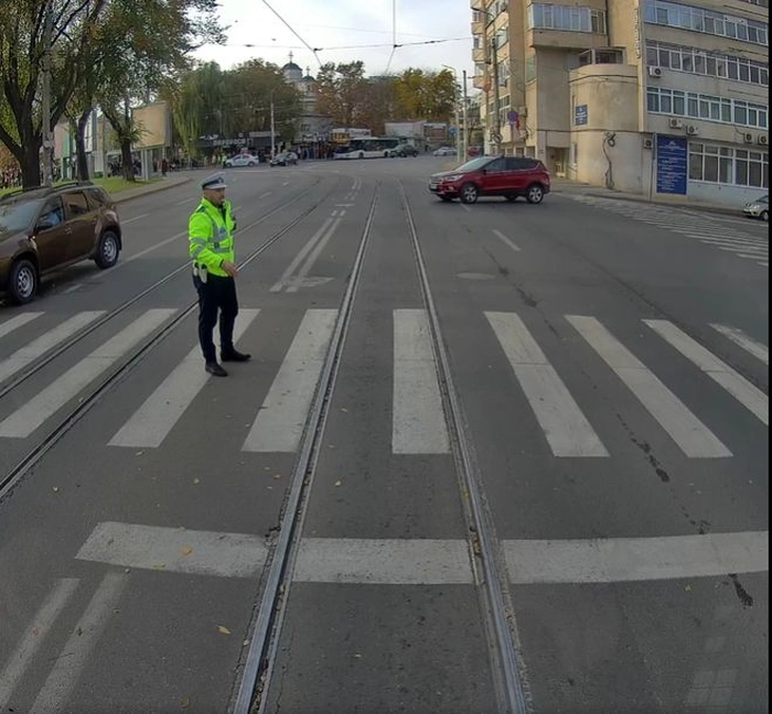 politist care dirijeaza circulatia