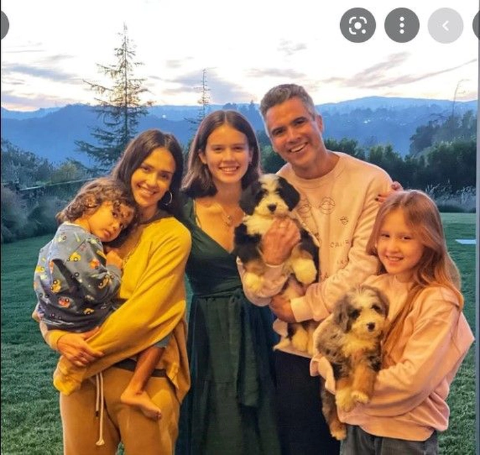 Jessica Alba si Cash Warren cu copiii si cei doi caini